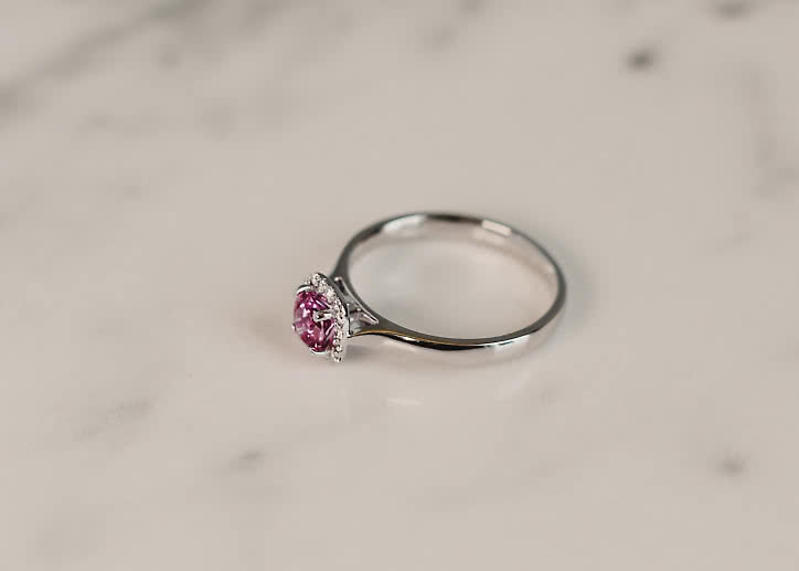 Halo ring with pink sapphire in 18K white Gold - Engagement ring from VANBRUUN